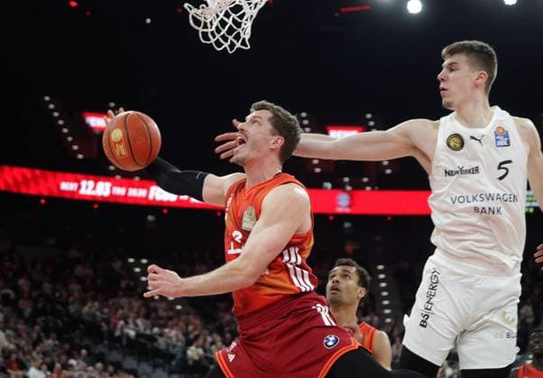 Bayerns 13 Andreas OBST vs Braunschweigs 5 SCUKA. Basketball: Bayern - Braunschweig. Bundesliga, FC Bayern Basketball - Basketball Löwen Braunschweig, 25.Spieltag, Saison 2025-2026, 10.03.2026, in Muenchen, S A P G A R D E N, Deutschland. Quelle Copyright Credit : Oryk HAIST