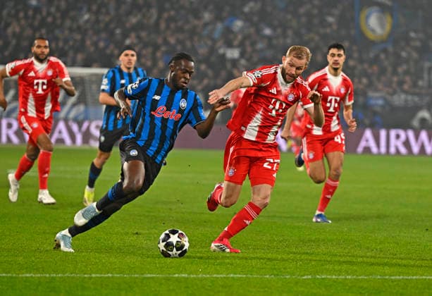 10.03.2026, Fussball UEFA Championsleague 2025 2026: Achtelfinale, Atalanta Bergamo - FC Bayern München, in der New Balance Arena (Bergamo, Italien), v.l. Kamaldeen Sulemana (Atalanta Bergamo) gegen Konrad Laimer (FC Bayern München)