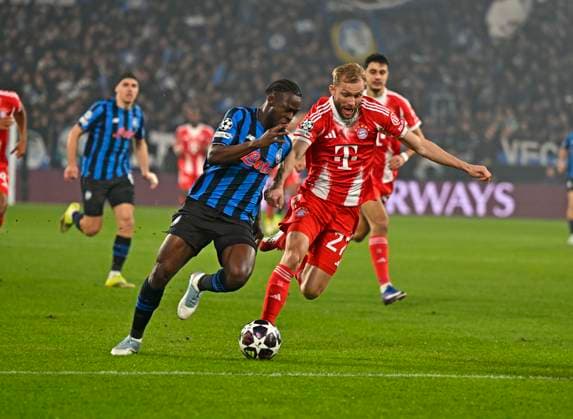10.03.2026, Fussball UEFA Championsleague 2025 2026: Achtelfinale, Atalanta Bergamo - FC Bayern München, in der New Balance Arena (Bergamo, Italien), v.l. Kamaldeen Sulemana (Atalanta Bergamo) gegen Konrad Laimer (FC Bayern München)