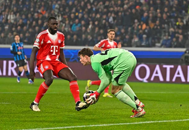 10.03.2026, Fussball UEFA Championsleague 2025 2026: Achtelfinale, Atalanta Bergamo - FC Bayern München, in der New Balance Arena (Bergamo, Italien), v.l. Dayot Upamecano (FC Bayern München) und Torwart Jonas Urbig (FC Bayern München)