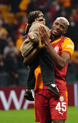 NBUL, TURKEY - MARCH 10: Victor Osimhen of Galatasaray and his daughter celebrates victory with fans after the UEFA Champions League 2025 26 Round of 16 First Leg match between Galatasaray SK and Liverpool FC at Ali Sami Yen Spor Kompleksi on March 10, 2026 in Istanbul, Turkey. Istanbul Turkey Copyright: xSeskimphotox GSaray-Liverpool-100326 (34)