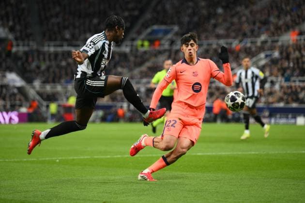 Anthony Elanga of Newcastle United and Marc Bernal of Barcelona Newcastle United v Barcelona, UEFA Champions League, Round of 16, First Leg, Football, St James Park, Newcastle, UK - 10 Mar 2026Newcastle St James Park United Kingdom EDITORIAL USE ONLY No use with unauthorised audio, video, data, fixture lists, club league logos or live services. Online in-match use limited to 120 images, no video emulation. No use in betting, games or single club league player publications. Copyright: xRichardxLee Shutterstockx 16740284ax