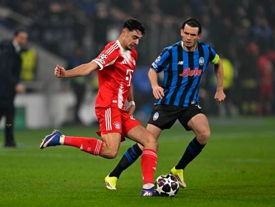 10.03.2026, Fussball UEFA Championsleague 2025 2026: Achtelfinale, Atalanta Bergamo - FC Bayern München, in der New Balance Arena (Bergamo, Italien), v.l. Aleksandar Pavlovic (FC Bayern München) gegen Marten de Roon (Atalanta Bergamo)