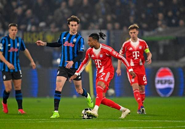 10.03.2026, Fussball UEFA Championsleague 2025 2026: Achtelfinale, Atalanta Bergamo - FC Bayern München, in der New Balance Arena (Bergamo, Italien), Michael Olise (FC Bayern München) setzt sich durch.