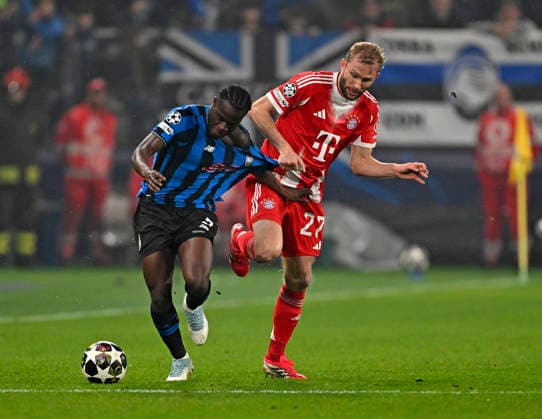 10.03.2026, Fussball UEFA Championsleague 2025 2026: Achtelfinale, Atalanta Bergamo - FC Bayern München, in der New Balance Arena (Bergamo, Italien), Konrad Laimer (FC Bayern München) setzt sich durch.