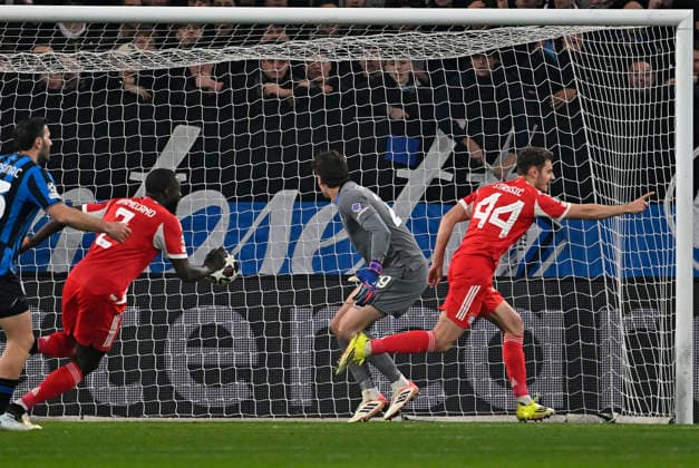 10.03.2026, Fussball UEFA Championsleague 2025 2026: Achtelfinale, Atalanta Bergamo - FC Bayern München, in der New Balance Arena (Bergamo, Italien), Josip Stanisic (Bayern München) trifft zum 0:1 gegen Torwart Marco Carnesecchi (Atalanta Bergamo)