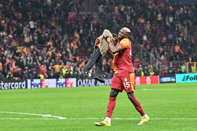 Galatasaray v Liverpool - UEFA Champions League ISTANBUL, TURKIYE - MARCH 10: Victor Osimhen of Galatasaray greets fans with a child wearing a mask at the end of the UEFA Champions League round of 16 play-off first leg match between Galatasaray and Liverpool at RAMS Park in Istanbul, Turkiye, on March 10, 2026. Elif Ozturk Anadolu Istanbul Turkey. Editorial use only. Please get in touch for any other usage.  Copyright: x2026xAnadoluxElifxOzturkx