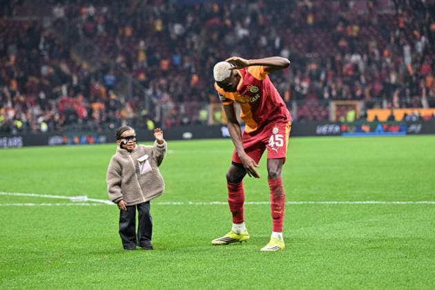 Galatasaray v Liverpool - UEFA Champions League ISTANBUL, TURKIYE - MARCH 10: Victor Osimhen of Galatasaray greets fans with a child wearing a mask at the end of the UEFA Champions League round of 16 play-off first leg match between Galatasaray and Liverpool at RAMS Park in Istanbul, Turkiye, on March 10, 2026. Elif Ozturk Anadolu Istanbul Turkey. Editorial use only. Please get in touch for any other usage.  Copyright: x2026xAnadoluxElifxOzturkx