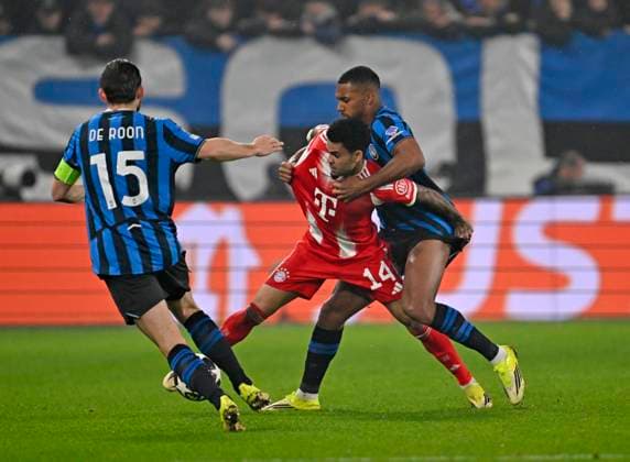 10.03.2026, Fussball UEFA Championsleague 2025 2026: Achtelfinale, Atalanta Bergamo - FC Bayern München, in der New Balance Arena (Bergamo, Italien), v.l. Marten de Roon (Atalanta Bergamo), Luis Diaz (FC Bayern München) und Isak Hien (Atalanta Bergamo)