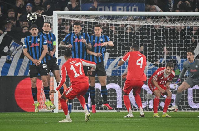 FUSSBALL CHAMPIONS LEAGUE SAISON 2025 2026 Achtelfinal Hinspiel 10.03.2026 Atalanta Bergamo - FC Bayern Muenchen Freistoss von FC Bayern Muenchen durch Michael Olise (li)