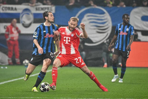 FUSSBALL CHAMPIONS LEAGUE SAISON 2025 2026 Achtelfinal Hinspiel 10.03.2026 Atalanta Bergamo - FC Bayern Muenchen Konrad Laimer (re, FC Bayern Muenchen) gegen Marten de Roon (li, Atalanta Bergamo)