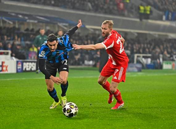10.03.2026, Fussball UEFA Championsleague 2025 2026: Achtelfinale, Atalanta Bergamo - FC Bayern München, in der New Balance Arena (Bergamo, Italien), v.l. Davide Zappacosta (Atalanta Bergamo) gegen Konrad Laimer (FC Bayern München)