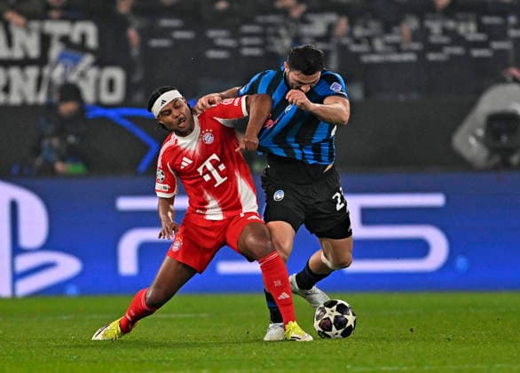 10.03.2026, Fussball UEFA Championsleague 2025 2026: Achtelfinale, Atalanta Bergamo - FC Bayern München, in der New Balance Arena (Bergamo, Italien), v.l. Serge Gnabry (FC Bayern München) gegen Sead Kolasinac (Atalanta Bergamo)