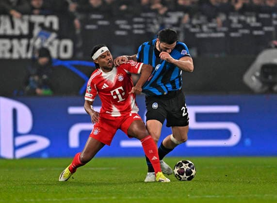 10.03.2026, Fussball UEFA Championsleague 2025 2026: Achtelfinale, Atalanta Bergamo - FC Bayern München, in der New Balance Arena (Bergamo, Italien), v.l. Serge Gnabry (FC Bayern München) gegen Sead Kolasinac (Atalanta Bergamo)
