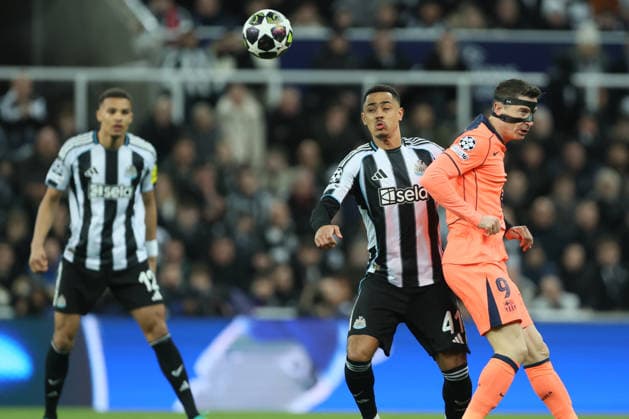 Newcastle United FC v FC Barcelona, Barca - UEFA Champions League 2025 26 Round of 16 First Leg Jacob Ramsey of Newcastle United and Robert Lewandowski of FC Barcelona challenge during the UEFA Champions League 2025 26 Round of 16 First Leg match between Newcastle United FC and FC Barcelona at St James Park on March 10, 2026 in Newcastle upon Tyne, England. WARNING! This Photograph May Only Be Used For Newspaper And Or Magazine Editorial Purposes. May Not Be Used For Publications Involving 1 player, 1 Club Or 1 Competition Without Written Authorisation From Football DataCo Ltd. For Any Queries, Please Contact Football DataCo Ltd on +44 (0) 207 864 9121 Newcastle upon Tyne St. James Park England United Kingdom Copyright: xAllstarxPicturexLibraryxLtdx
