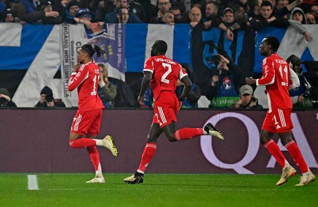 10.03.2026, Fussball UEFA Championsleague 2025 2026: Achtelfinale, Atalanta Bergamo - FC Bayern München, in der New Balance Arena (Bergamo, Italien), v.l. Michael Olise (FC Bayern München), Dayot Upamecano (FC Bayern München) und Nicolas Jackson (FC Bayern München) jubeln
