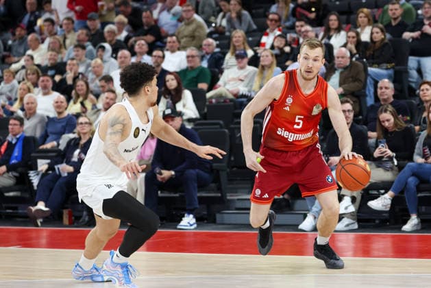 Niels Giffey (FC Bayern Basketball, 05) mit Joshua Obiesie (Basketball Loewen Braunschweig, 08), GER, FC Bayern Basketball vs. Basketball Loewen Braunschweig, Basketball, easycredit Basketball Bundesliga, 25. Spieltag, Saison 2025 2026, 10.03.2026, GER, FC Bayern Basketball vs. Basketball Loewen Braunschweig, Basketball, easycredit Basketball Bundesliga, 25. Spieltag, Saison 2025 2026, 10.03.2026 Muenchen Copyright: xEibner-Pressefoto JennixMaulx EP_JML