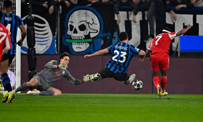 10.03.2026, Fussball UEFA Championsleague 2025 2026: Achtelfinale, Atalanta Bergamo - FC Bayern München, in der New Balance Arena (Bergamo, Italien), Serge Gnabry (FC Bayern München) trifft zum 0:3 gegen Torwart Marco Carnesecchi (Atalanta Bergamo) und Sead Kolasinac (Atalanta Bergamo)