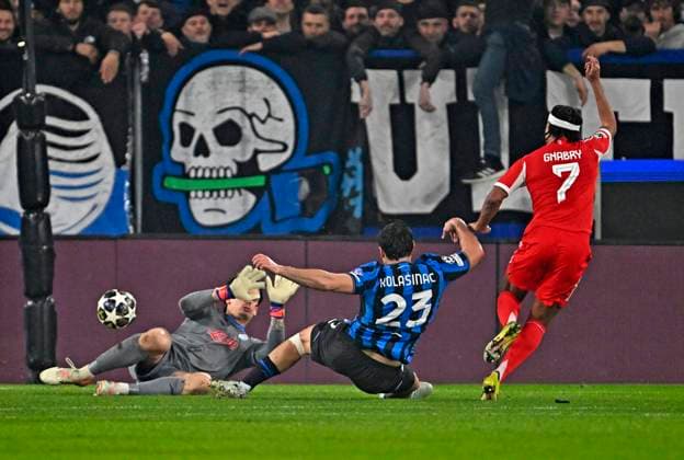 10.03.2026, Fussball UEFA Championsleague 2025 2026: Achtelfinale, Atalanta Bergamo - FC Bayern München, in der New Balance Arena (Bergamo, Italien), Serge Gnabry (FC Bayern München) trifft zum 0:3 gegen Torwart Marco Carnesecchi (Atalanta Bergamo) und Sead Kolasinac (Atalanta Bergamo)