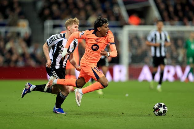 Newcastle United v FC Barcelona, Barca 10 March 2026 Newcastle-upon-Tyne - UEFA Champions League - Round of 16 (1st Leg) - Newcastle United v FC Barcelona - Lamine Yamal of Barcelona is challenged by Lewis Hall of Newcastle United - Photo: Simon Stacpoole Offside. Newcastle-upon-Tyne UK Copyright: xSimonxStacpoolexOffside