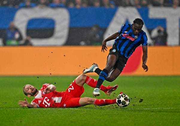 10.03.2026, Fussball UEFA Championsleague 2025 2026: Achtelfinale, Atalanta Bergamo - FC Bayern München, in der New Balance Arena (Bergamo, Italien), v.l. Konrad Laimer (FC Bayern München) gegn Kamaldeen Sulemana (Atalanta Bergamo)