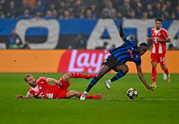 10.03.2026, Fussball UEFA Championsleague 2025 2026: Achtelfinale, Atalanta Bergamo - FC Bayern München, in der New Balance Arena (Bergamo, Italien), v.l. Konrad Laimer (FC Bayern München) gegn Kamaldeen Sulemana (Atalanta Bergamo)