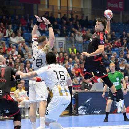 Aaron Mensing (MT Melsungen 33) beim Wurf; Wiktor Jankowski (HC Vardar 78) (L), Milan Lazarevski (HC Vardar 18) , GER, MT Melsungen - HC Vardar 1961 PRO Skopje (MKD), Handball, EHF European League Maenner, Main Round, Saison 2025 2026, 10.03.2026, GER, MT Melsungen - HC Vardar Skopje, Handball, EHF Maenner, Main Round, Saison 2025 2026, 10.03.2026 Kassel Copyright: xEibner-Pressefotox xRolandxSippelx EP_RSL