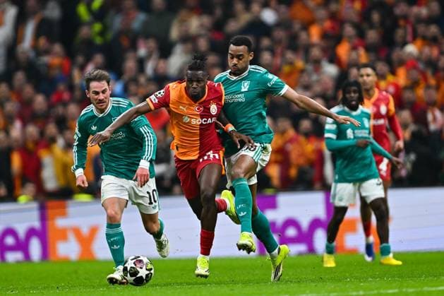 Galatasaray v Liverpool - UEFA Champions League ISTANBUL, TURKIYE - MARCH 10: Wilfried Singo of Galatasaray in action against Ryan Gravenberch of Liverpool during the UEFA Champions League round of 16 play-off first leg match between Galatasaray and Liverpool at RAMS Park in Istanbul, Turkiye, on March 10, 2026. Cem Tekkesinoglu Anadolu Istanbul Turkey. Editorial use only. Please get in touch for any other usage.  Copyright: x2026xAnadoluxCemxTekkesinoglux