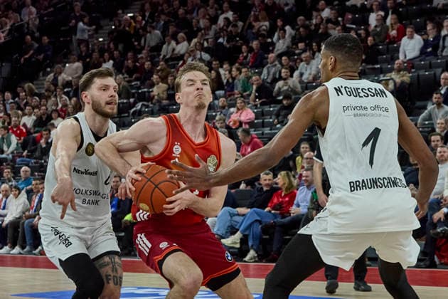 Deutsche Basketball Bundesliga (BBL), FC Bayern München Basketball vs Basketball Löwen Braunschweig, München FC Bayern Basketball, Braunschweig Basketball Löwen, 2026-03-10 in München (SAP Garden) HOLLATZ Justus (FC Bayern München Basketball Point Guard (PG) Nr21-FCBB21), NGUESSAN David (Basketball Löwen Braunschweig Center (C) Nr1-BRA1) sportworld München SAP Garden Bayern Deutschland
