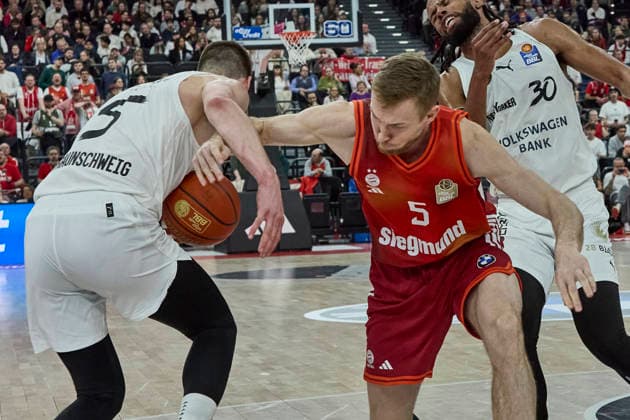 Deutsche Basketball Bundesliga (BBL), FC Bayern München Basketball vs Basketball Löwen Braunschweig, München FC Bayern Basketball, Braunschweig Basketball Löwen, 2026-03-10 in München (SAP Garden) GIFFEY Niels (FC Bayern München Basketball Small Forward (SF) Nr5-FCBB5), SCUKA Luka (Basketball Löwen Braunschweig Power Forward (PF) Nr5-BRA5) sportworld München SAP Garden Bayern Deutschland