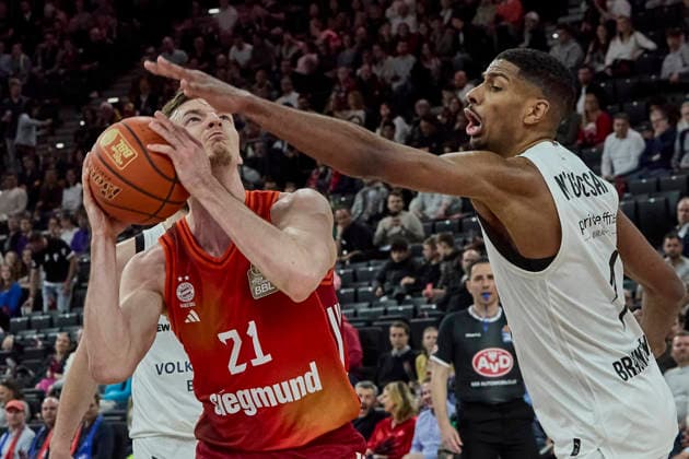 Deutsche Basketball Bundesliga (BBL), FC Bayern München Basketball vs Basketball Löwen Braunschweig, München FC Bayern Basketball, Braunschweig Basketball Löwen, 2026-03-10 in München (SAP Garden) HOLLATZ Justus (FC Bayern München Basketball Point Guard (PG) Nr21-FCBB21), NGUESSAN David (Basketball Löwen Braunschweig Center (C) Nr1-BRA1) sportworld München SAP Garden Bayern Deutschland
