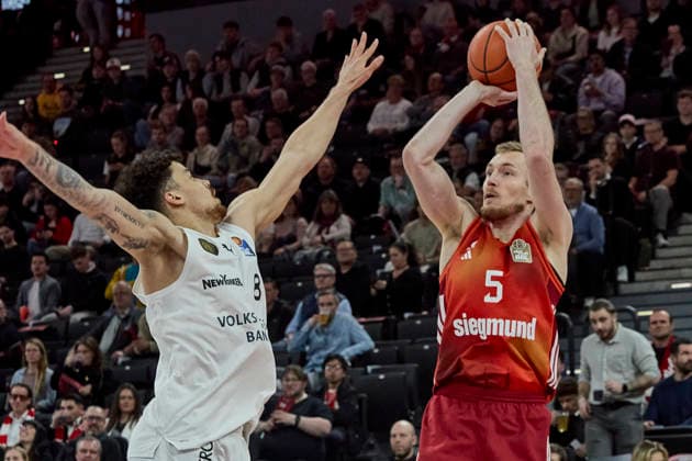 Deutsche Basketball Bundesliga (BBL), FC Bayern München Basketball vs Basketball Löwen Braunschweig, München FC Bayern Basketball, Braunschweig Basketball Löwen, 2026-03-10 in München (SAP Garden) GIFFEY Niels (FC Bayern München Basketball Small Forward (SF) Nr5-FCBB5), OBIESIE Joshua (Basketball Löwen Braunschweig Shooting Guard (SG) Nr8-BRA8) sportworld München SAP Garden Bayern Deutschland