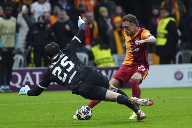 Galatasaray v Liverpool - UEFA Champions League ISTANBUL, TURKIYE - MARCH 10: Noa Lang (77) of Galatasaray in action against Giorgi Mamardashvili (25) of Liverpool during the UEFA Champions League round of 16 play-off first leg match between Galatasaray and Liverpool at RAMS Park in Istanbul, Turkiye, on March 10, 2026. Bunyamin Celik Anadolu Istanbul Turkey. Editorial use only. Please get in touch for any other usage.  Copyright: x2026xAnadoluxBunyaminxCelikx
