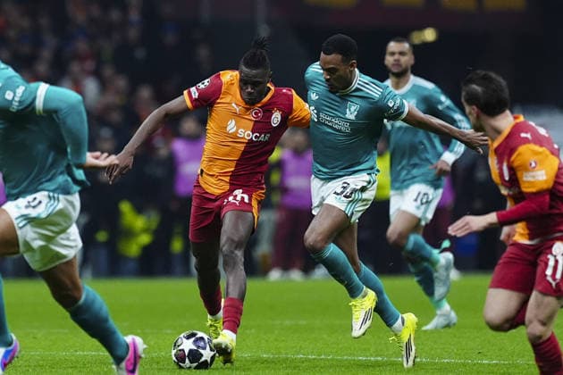 Galatasaray v Liverpool - UEFA Champions League ISTANBUL, TURKIYE - MARCH 10: Wilfried Singo (90) of Galatasaray in action against Ryan Gravenberch (38) of Liverpool during the UEFA Champions League round of 16 play-off first leg match between Galatasaray and Liverpool at RAMS Park in Istanbul, Turkiye, on March 10, 2026. Bunyamin Celik Anadolu Istanbul Turkey. Editorial use only. Please get in touch for any other usage.  Copyright: x2026xAnadoluxBunyaminxCelikx