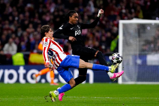 UEFA champions league - Atletico de Madrid vs Tottenham Hotspur MADRID,SPAIN - 10 March:Djed Spence of Tottenham Hotspur and Giuliano Simeone of Atletico de Madrid in action during UEFA champions league 2025 26 Round of 16 first leg match between Atletico de Madrid and Tottenham Hotspur at Riyadh Air Metropolitano Stadium. (Photo by Guille Martinez f22photo) Madrid Riyadh Air Metropolitano Stadium Spain Copyright: xGuillermoxMartinezx