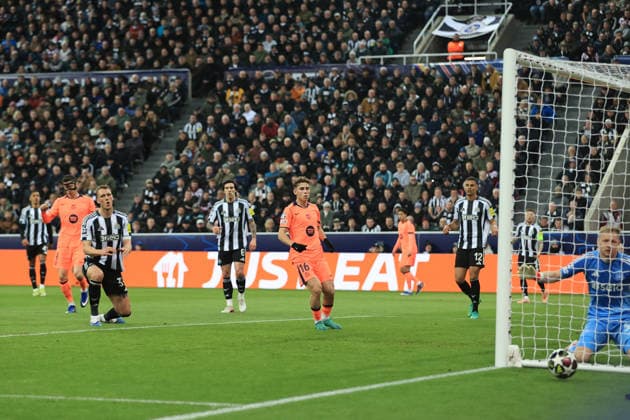 Newcastle United v FC Barcelona, Barca 10 March 2026 Newcastle-upon-Tyne - UEFA Champions League - Round of 16 (1st Leg) - Newcastle United v FC Barcelona - Dan Burn of Newcastle United steers the ball narrowly wide of his own goal - Photo: Simon Stacpoole Offside. Newcastle-upon-Tyne UK Copyright: xSimonxStacpoolexOffside