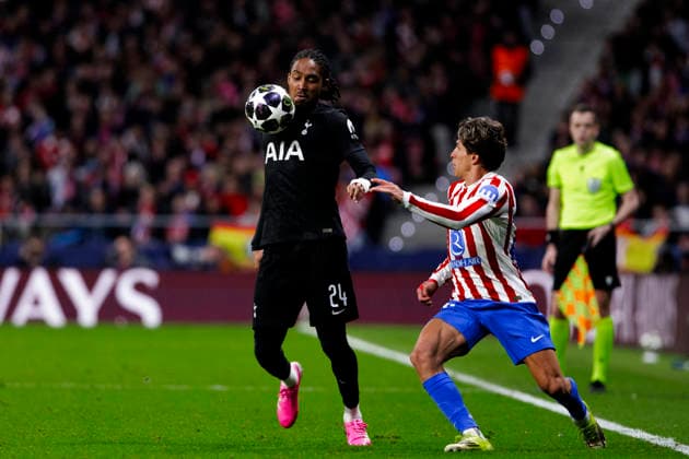 UEFA champions league - Atletico de Madrid vs Tottenham Hotspur MADRID,SPAIN - 10 March:Djed Spence of Tottenham Hotspur controls the ball during UEFA champions league 2025 26 Round of 16 first leg match between Atletico de Madrid and Tottenham Hotspur at Riyadh Air Metropolitano Stadium. (Photo by Guille Martinez f22photo) Madrid Riyadh Air Metropolitano Stadium Spain Copyright: xGuillermoxMartinezx