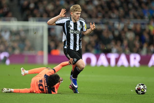 Newcastle United v FC Barcelona, Barca 10 March 2026 Newcastle-upon-Tyne - UEFA Champions League - Round of 16 (1st Leg) - Newcastle United v FC Barcelona - Lamine Yamal of Barcelona falls as he is challenged by Lewis Hall of Newcastle United - Photo: Simon Stacpoole Offside. Newcastle-upon-Tyne UK Copyright: xSimonxStacpoolexOffside