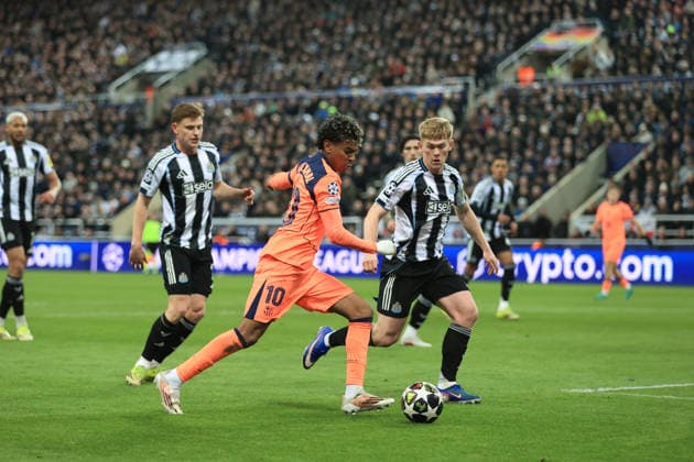 Newcastle United v FC Barcelona, Barca 10 March 2026 Newcastle-upon-Tyne - UEFA Champions League - Round of 16 (1st Leg) - Newcastle United v FC Barcelona - Lamine Yamal of Barcelona is watched by Lewis Hall of Newcastle United - Photo: Simon Stacpoole Offside. Newcastle-upon-Tyne UK Copyright: xSimonxStacpoolexOffside