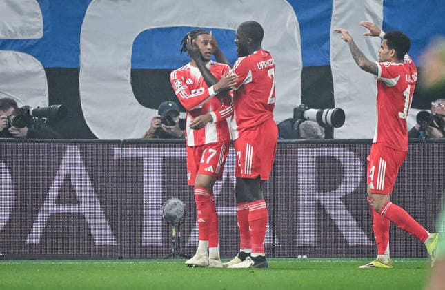 FUSSBALL CHAMPIONS LEAGUE SAISON 2025 2026 Achtelfinal Hinspiel 10.03.2026 Atalanta Bergamo - FC Bayern Muenchen JUBEL FC Bayern Muenchen; Torschuetze zum 0-2 Michael Olise umarmt von Dayot Upamecano und Luis Diaz (v.li.)
