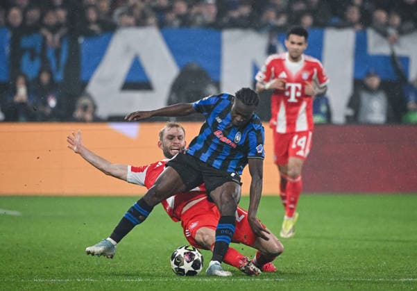 FUSSBALL CHAMPIONS LEAGUE SAISON 2025 2026 Achtelfinal Hinspiel 10.03.2026 Atalanta Bergamo - FC Bayern Muenchen Konrad Laimer (hinten, FC Bayern Muenchen) gegen Kamaldeen Sulemana (vorn, Atalanta Bergamo)