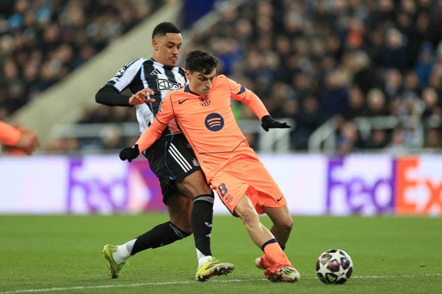 Newcastle United v FC Barcelona, Barca 10 March 2026 Newcastle-upon-Tyne - UEFA Champions League - Round of 16 (1st Leg) - Newcastle United v FC Barcelona - Jacob Ramsey of Newcastle United challenges Pedri of Barcelona - Photo: Simon Stacpoole Offside. Newcastle-upon-Tyne UK Copyright: xSimonxStacpoolexOffside