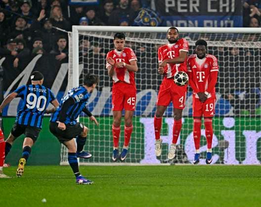 10.03.2026, Fussball UEFA Championsleague 2025 2026: Achtelfinale, Atalanta Bergamo - FC Bayern München, in der New Balance Arena (Bergamo, Italien), v.l. Aleksandar Pavlovic (Bayern München) , Jonathan Tah (FC Bayern München) und Alphonso Davies (FC Bayern München) in der Mauer,