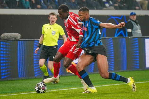 Italien: Fussball UEFA Champions League 2025 - 2026, Achtelfinale - Atalanta Bergamo vs FC Bayern München - New Balance Arena (Bergamo): Nicolas Jackson (FC Bayern München, 11) Isak Hien (Atalanta Bergamo, 4) im Zweikampf Copyright: xJOERANxSTEINSIEKx