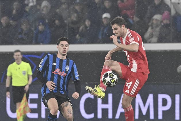 Atalanta v Bayern Munchen - UEFA Champions League BERGAMO, ITALY - MARCH 10: Josip Stanisic (R), of Bayern Munchen, is challenged by Nicola Zalewski (L), of Atalanta, during the UEFA Champions League round of 16 first leg football match between Atalanta and Bayern Munchen at the Stadio di Bergamo, Italy, on March 10, 2026. Isabella Bonotto Anadolu Bergamo Italy. Editorial use only. Please get in touch for any other usage.  Copyright: x2026xAnadoluxIsabellaxBonottox