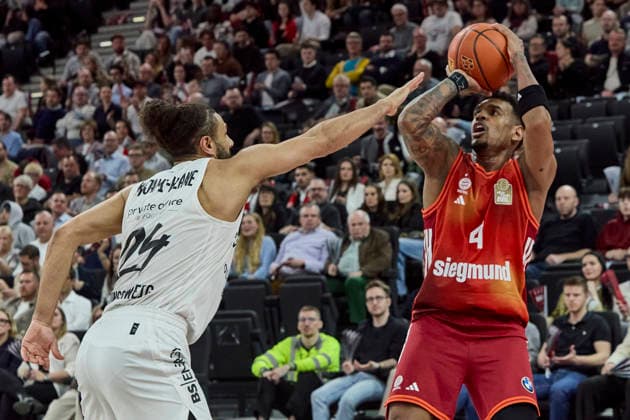Deutsche Basketball Bundesliga (BBL), FC Bayern München Basketball vs Basketball Löwen Braunschweig, München FC Bayern Basketball, Braunschweig Basketball Löwen, 2026-03-10 in München (SAP Garden) RATHAN-MAYES Xavier (FC Bayern München Basketball Shooting Guard (SG) Nr4-FCBB4), KAJAMI-KEANE Kaza (Basketball Löwen Braunschweig Point Guard (PG) Nr24-BRA24) sportworld München SAP Garden Bayern Deutschland