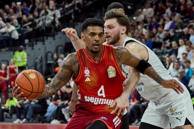 Deutsche Basketball Bundesliga (BBL), FC Bayern München Basketball vs Basketball Löwen Braunschweig, München FC Bayern Basketball, Braunschweig Basketball Löwen, 2026-03-10 in München (SAP Garden) RATHAN-MAYES Xavier (FC Bayern München Basketball Shooting Guard (SG) Nr4-FCBB4), ZYLKA Ferdinand (Basketball Löwen Braunschweig Shooting Guard (SG) Nr6-BRA6) sportworld München SAP Garden Bayern Deutschland
