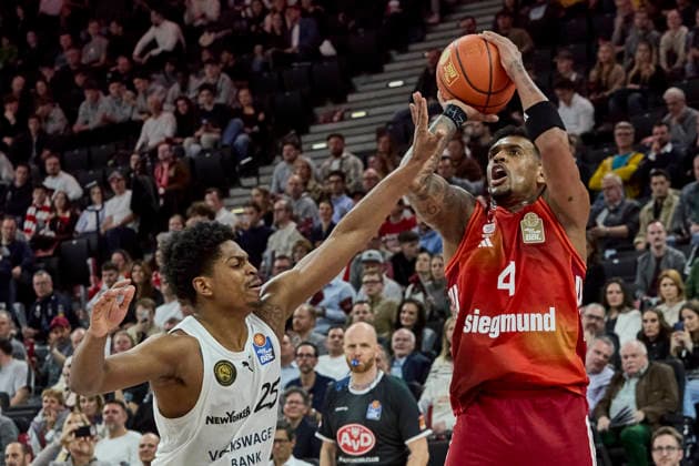 Deutsche Basketball Bundesliga (BBL), FC Bayern München Basketball vs Basketball Löwen Braunschweig, München FC Bayern Basketball, Braunschweig Basketball Löwen, 2026-03-10 in München (SAP Garden) RATHAN-MAYES Xavier (FC Bayern München Basketball Shooting Guard (SG) Nr4-FCBB4), SHERFIELD Grant (Basketball Löwen Braunschweig Shooting Guard (SG) Nr25-BRA25) sportworld München SAP Garden Bayern Deutschland