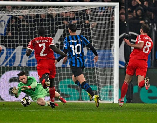 10.03.2026, Fussball UEFA Championsleague 2025 2026: Achtelfinale, Atalanta Bergamo - FC Bayern München, in der New Balance Arena (Bergamo, Italien), v.l. Torwart Jonas Urbig (FC Bayern München), Dayot Upamecano (FC Bayern München), Lazar Samardzic (Atalanta Bergamo) und Leon Goretzka (FC Bayern München)