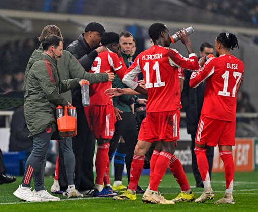 10.03.2026, Fussball UEFA Championsleague 2025 2026: Achtelfinale, Atalanta Bergamo - FC Bayern München, in der New Balance Arena (Bergamo, Italien), Alphonso Davies (FC Bayern München) geht aus dem Spiel. Trainer Vincent Kompany (FC Bayern München) spendet Trost